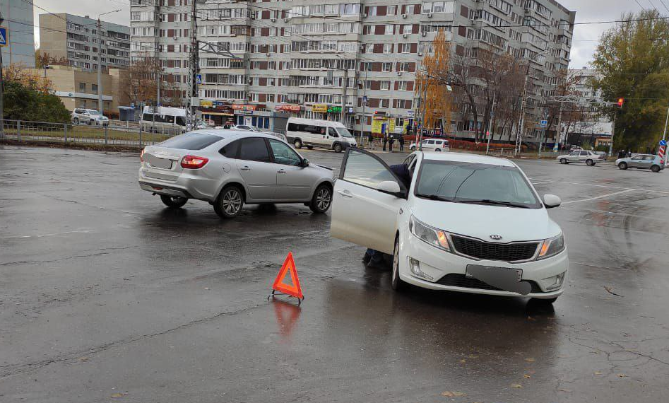 На Генерала Тюленева в Ульяновске из-за ДТП встали троллейбусы