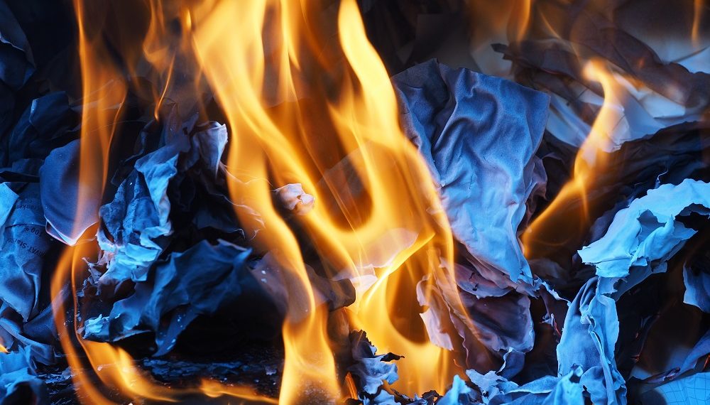 Пожар на улице Кошевого в Ульяновске перекинулся к соседу