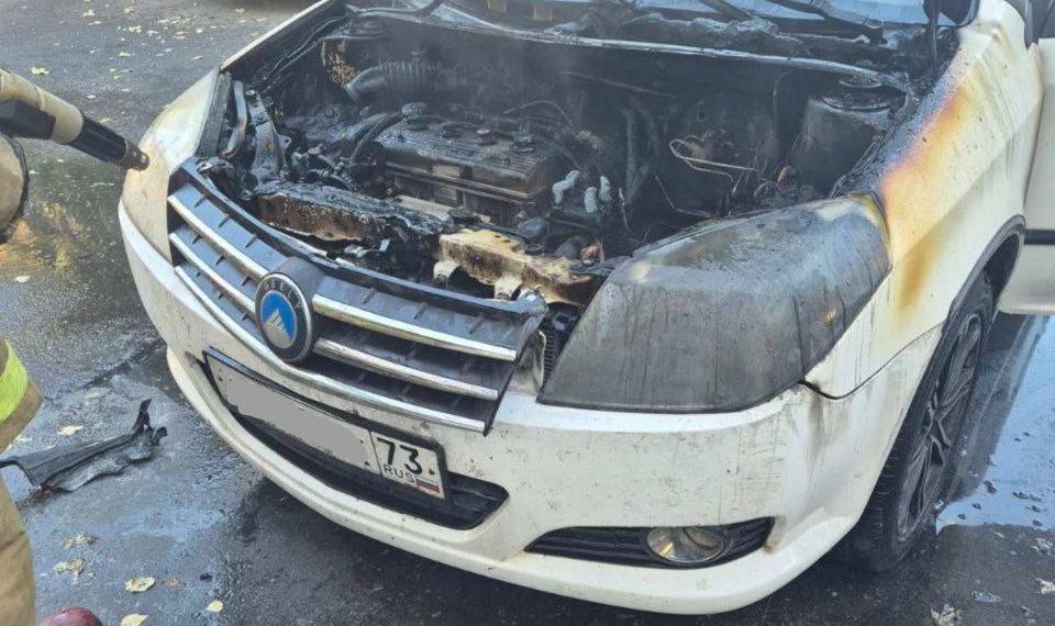 Ульяновские пожарные потушили пылающий Geely в центре города
