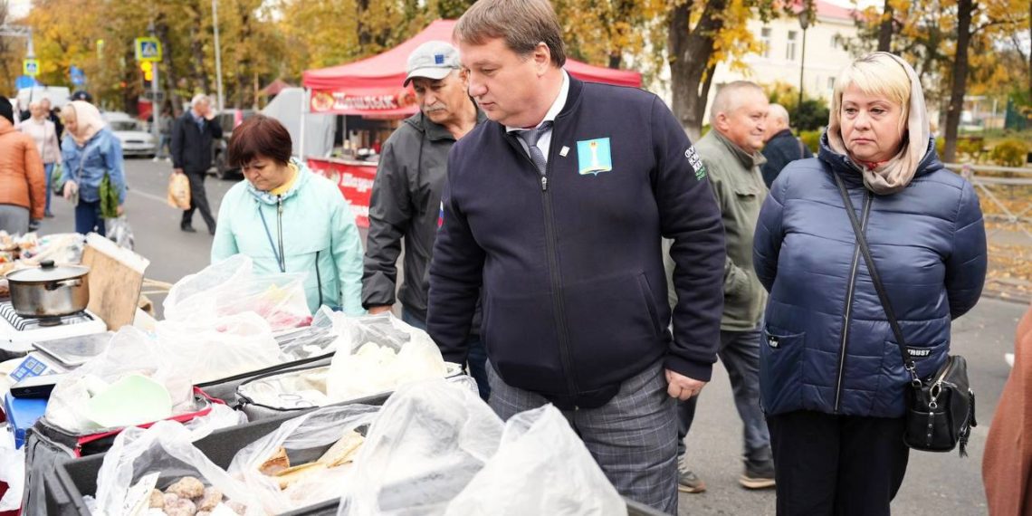 Болдакин остался доволен первой осенней сельхозярмаркой и купил дочери плюшевый сувенир