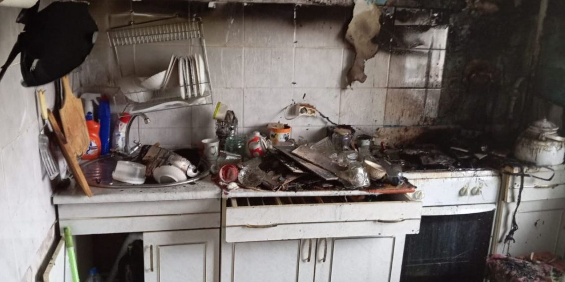 В Новоульяновске пожарные эвакуировали людей из-за загоревшейся на плите еды