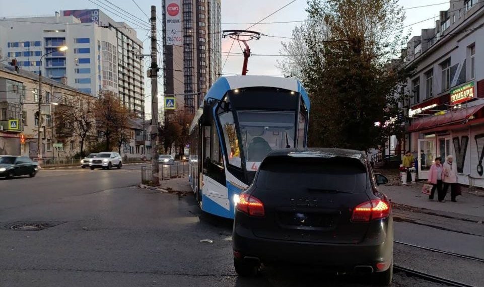 Ульяновский автомобилист врезался в трамвай