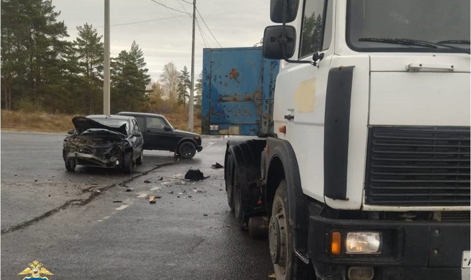 На трассе в Ульяновской области фура протаранила легковой автомобиль