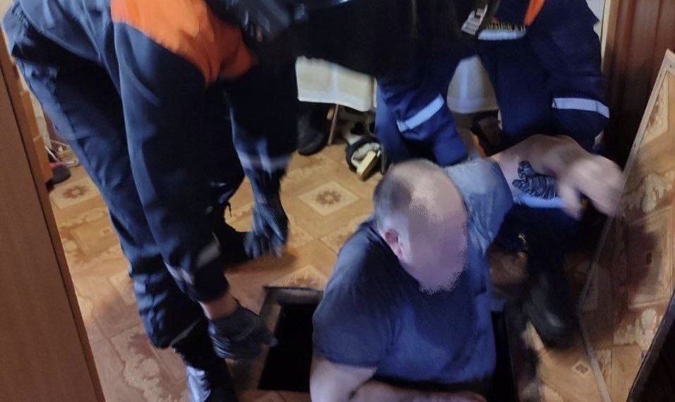 Ульяновские спасатели достали из подпола инвалида
