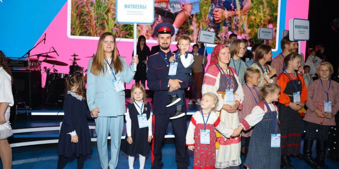 Многодетную семью Матвеевых из Ульяновской области наградили в Кремле