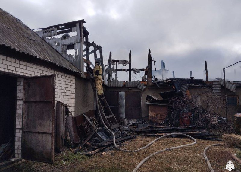 В Ишеевке пожарные предотвратили переход огня с сарая на жилой дом