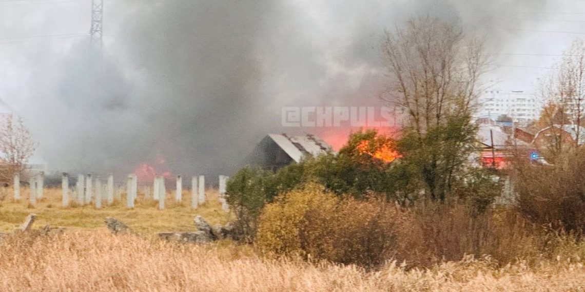 В Вырыпаевке полыхают два домохозяйства — видео