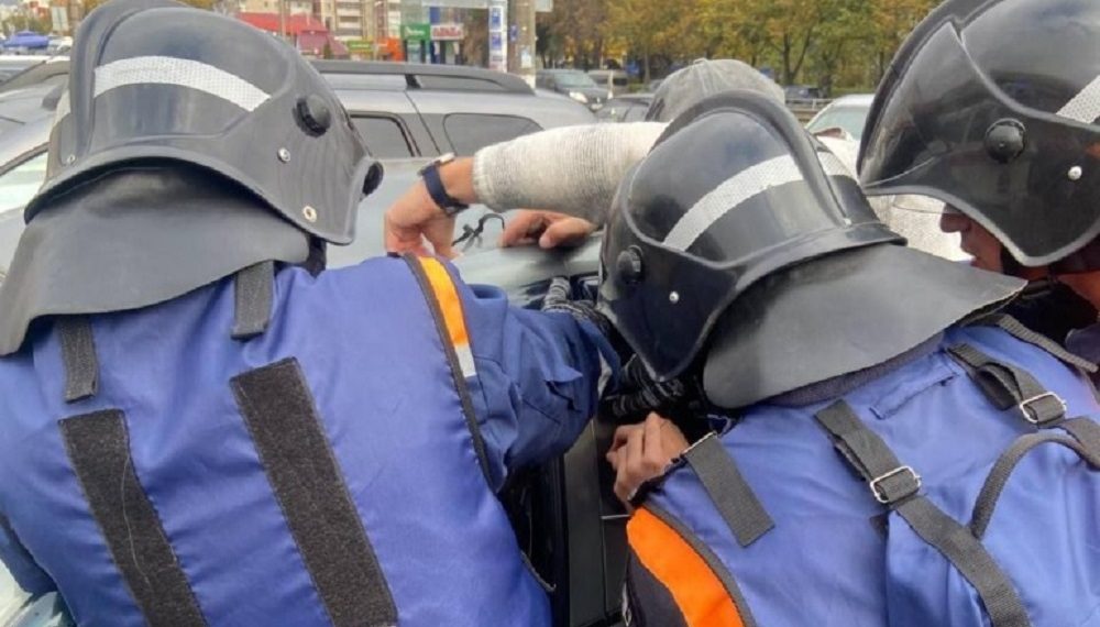 В Ульяновске годовалая девочка наглухо захлопнулась в автомобиле