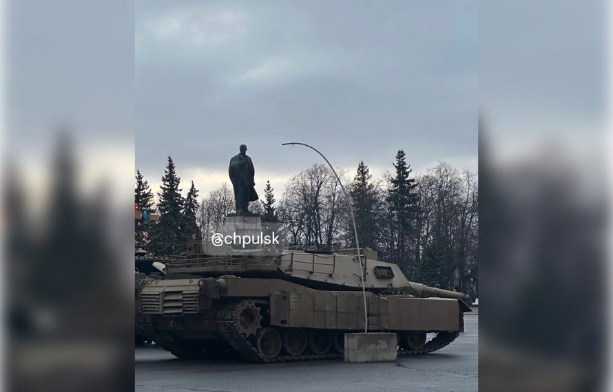 На Соборную площадь в Ульяновске привезли трофейную натовскую технику