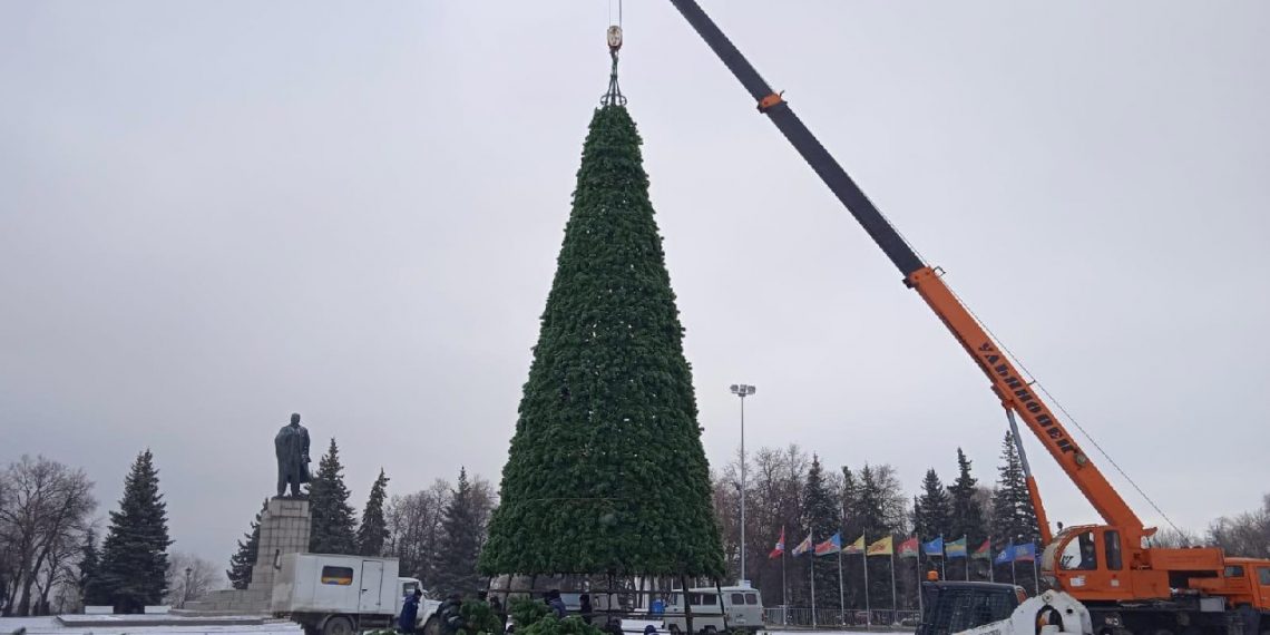 На Соборной площади завершается монтаж главной новогодней ёлки Ульяновской области
