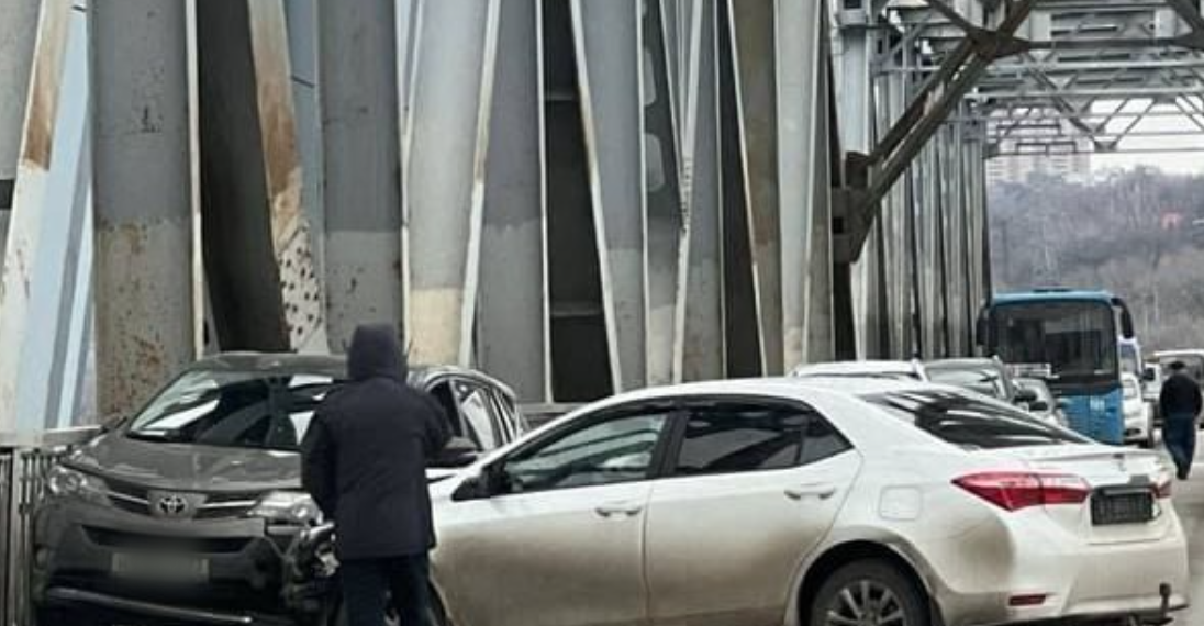 В столкновении двух «Тойот» на Императорском мосту пострадала женщина
