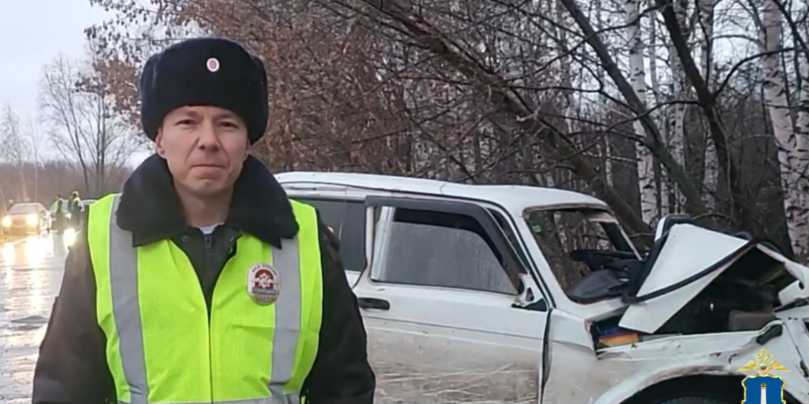 «Нива» врезалась в дерево под Ульяновском: водитель погиб, пассажир – в больнице