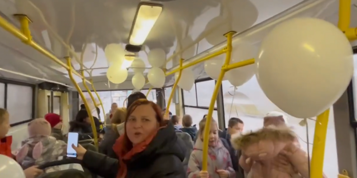 В Ульяновске матерям военнослужащих устроили концерт в троллейбусе