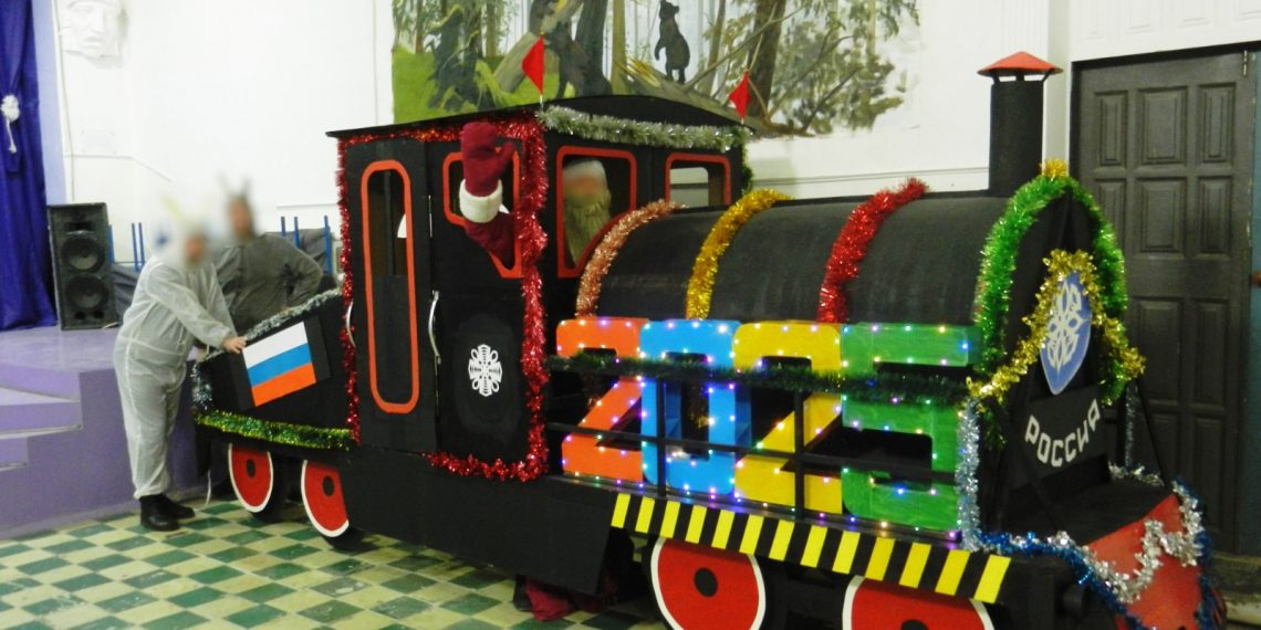 Заключённые новоульяновской «двойки» собрали к Новому году паровоз