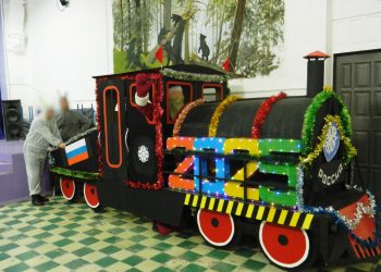 Заключённые новоульяновской «двойки» собрали к Новому году паровоз