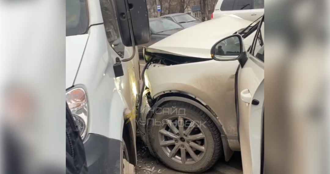 На Пушкарёва в Ульяновске в ДТП попала маршрутка №5, пишут о пострадавших