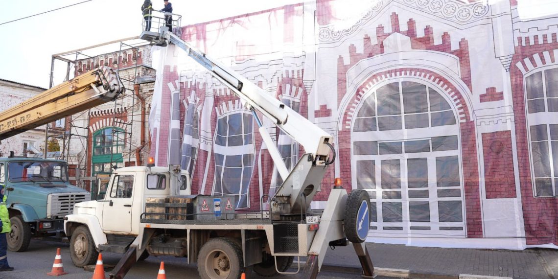 На дом Юргенса в центре Ульяновска натянули новый декор