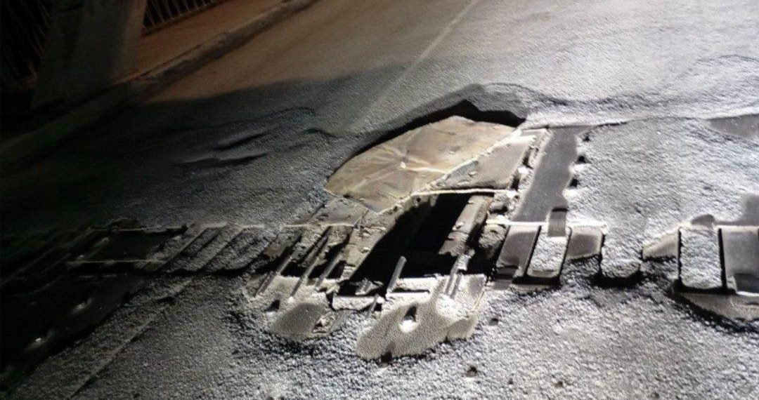 На Императорском мосту сломалось авто и оторвался деформационный шов