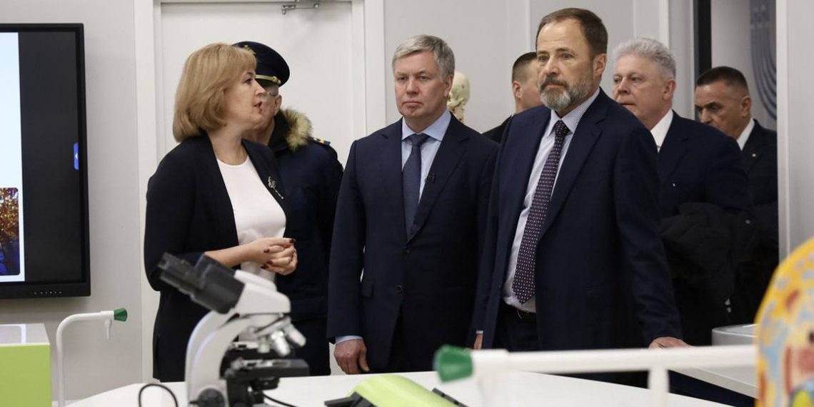 Планы по созданию высшего училища для лётчиков военно-транспортной авиации обсудили Русских и Комаров