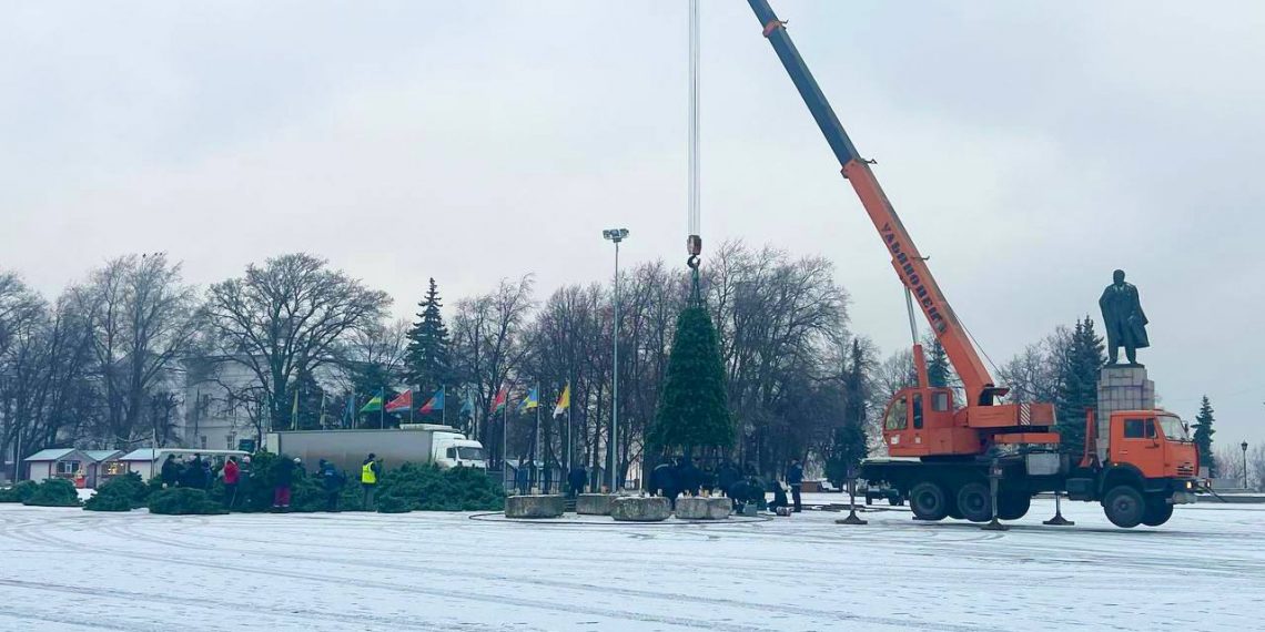 Главную ёлку региона начали устанавливать в Ульяновске