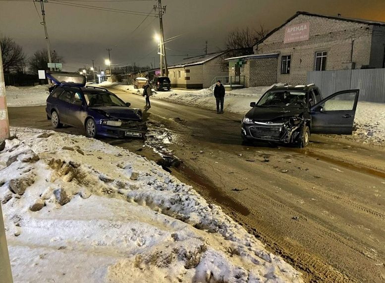 В посёлке Дачном столкнулись две легковушки, пострадал двухлетний ребёнок