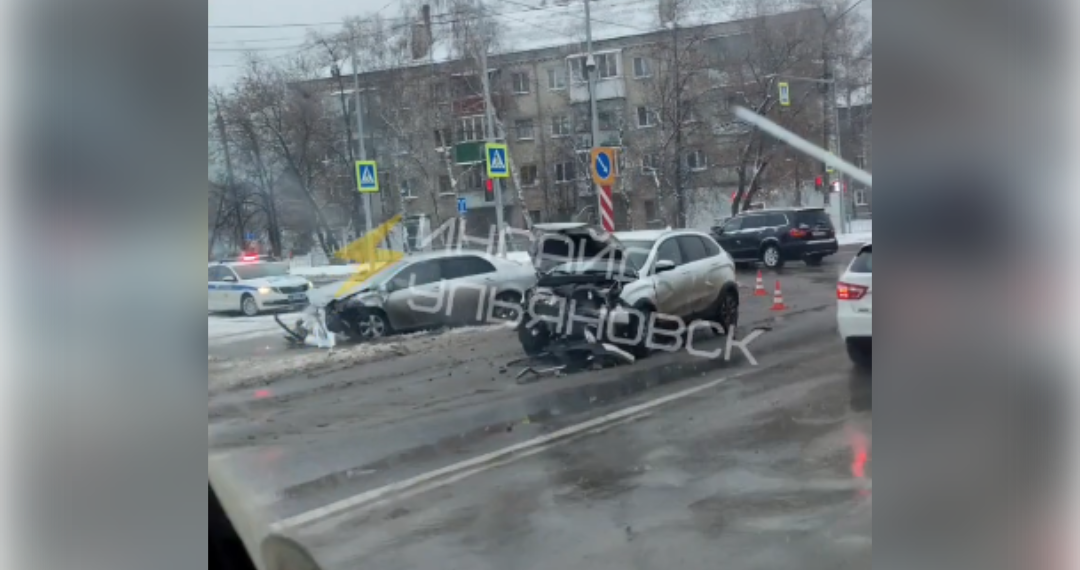 В Ульяновске Lada X-Ray и Toyota corolla не поделили улицу Локомотивную