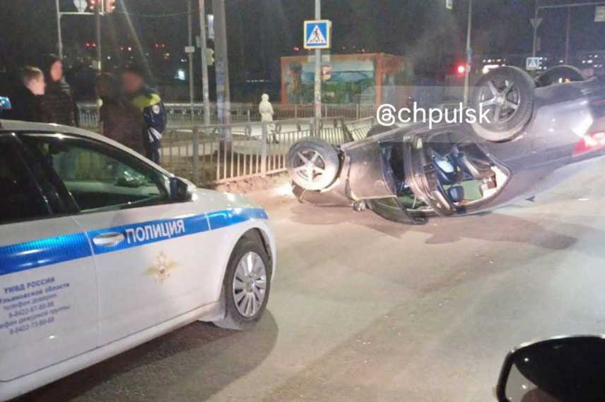 Бесправный водитель Chevrolet Malibu протаранил отбойник и перевернулся в Дальнем Засвияжье