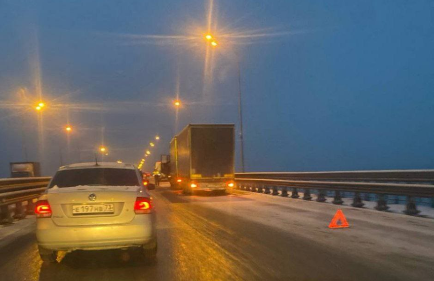 Грузовик устроил пробку на Президентском мосту в Ульяновске