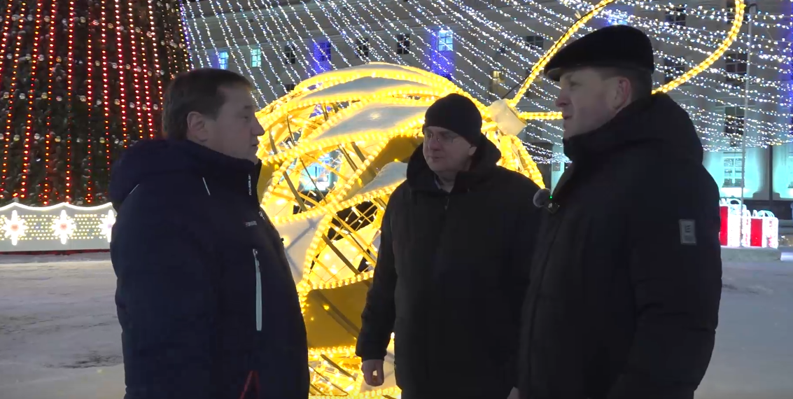 Мэр проверил новогоднее оформление Соборной площади и Троицкого переулка