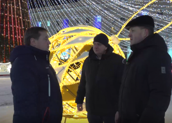 Мэр проверил новогоднее оформление Соборной площади и Троицкого переулка