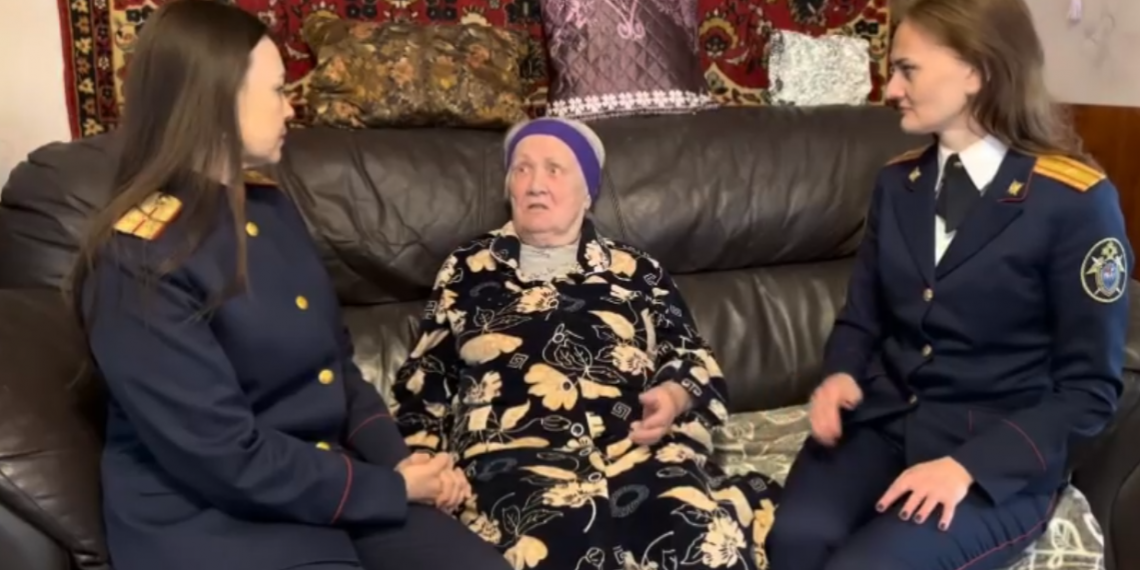 Сотрудники ульяновского Следкома поздравили бывшую узницу концлагерей с наступающим Новым годом