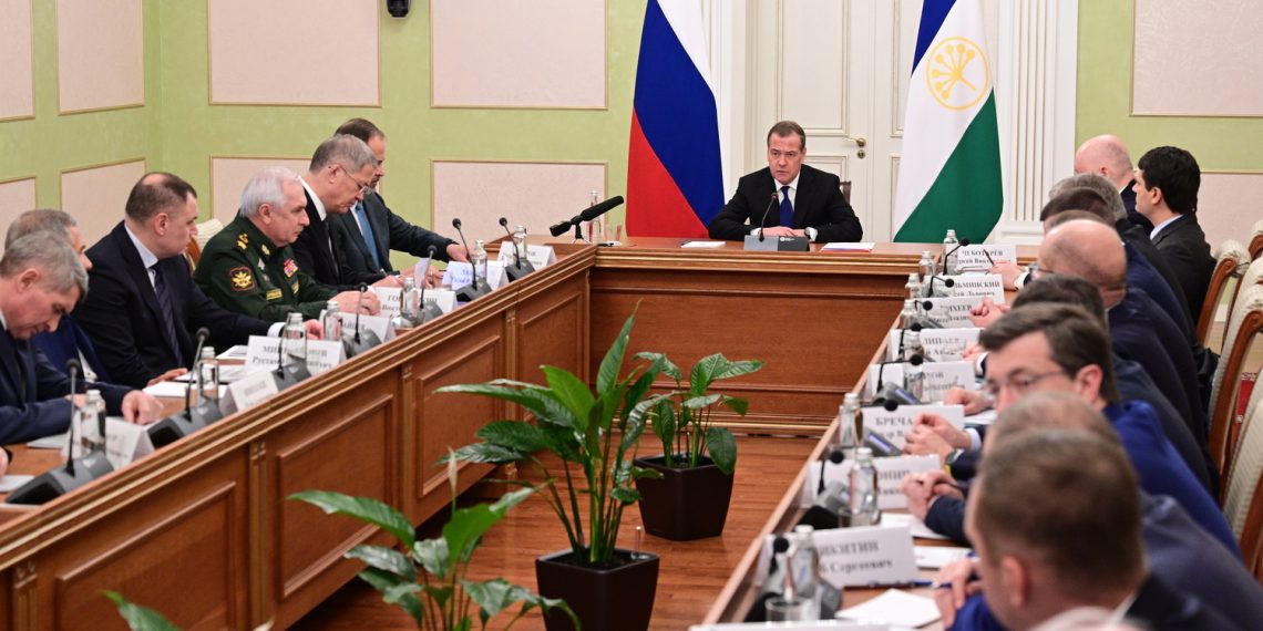 Русских участвовал в совещании по контрактной службе под председательством Медведева