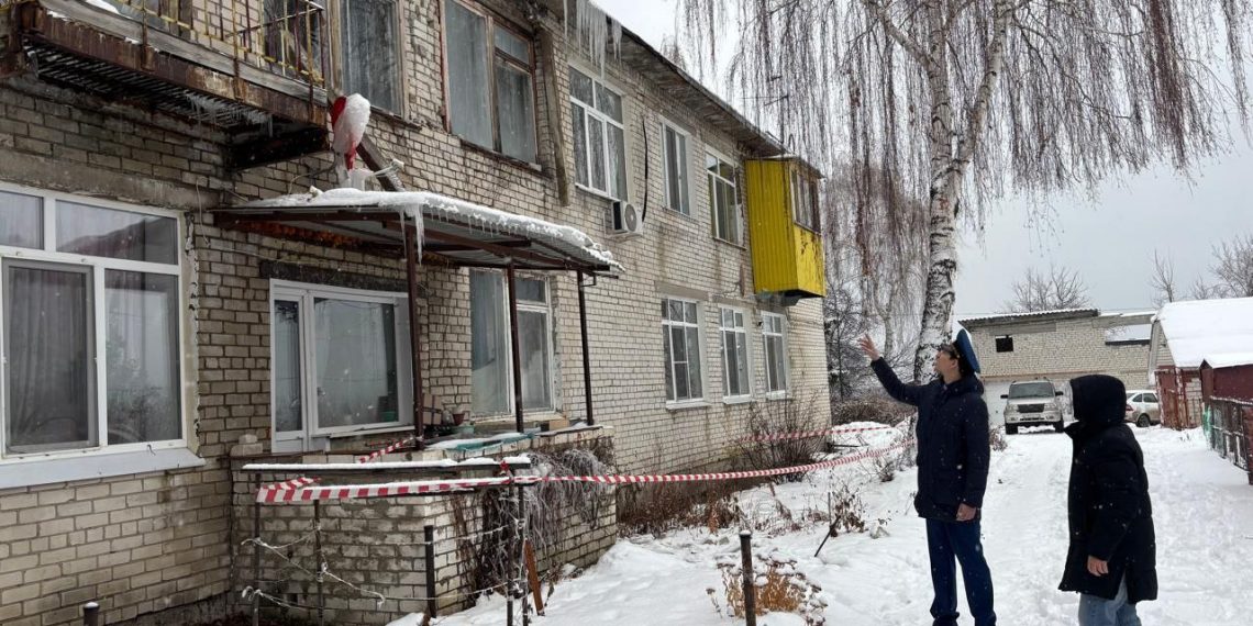 Бетонные перемычки обрушились на окнах дома в ульяновском посёлке Карамзина