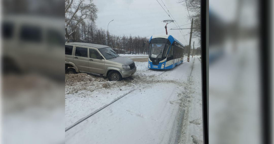 На Пушкарёва УАЗ вылетел на рельсы после ДТП, трамваи встали