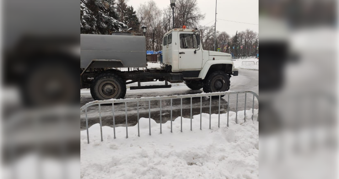 В Ульяновске начали заливать каток на эспланаде