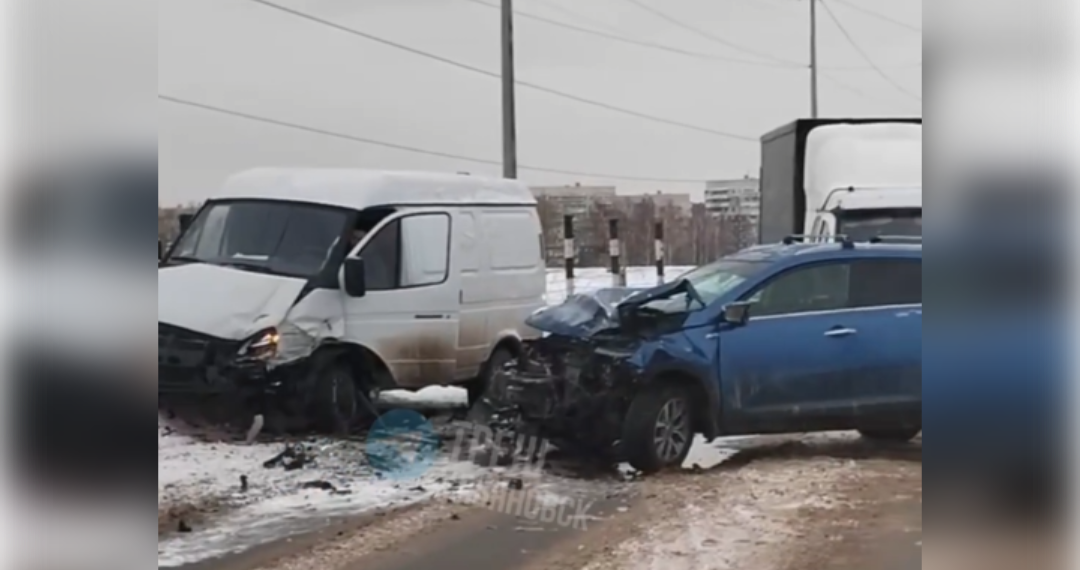 На Императорском мосту жёстко столкнулись кроссовер и микроавтобус