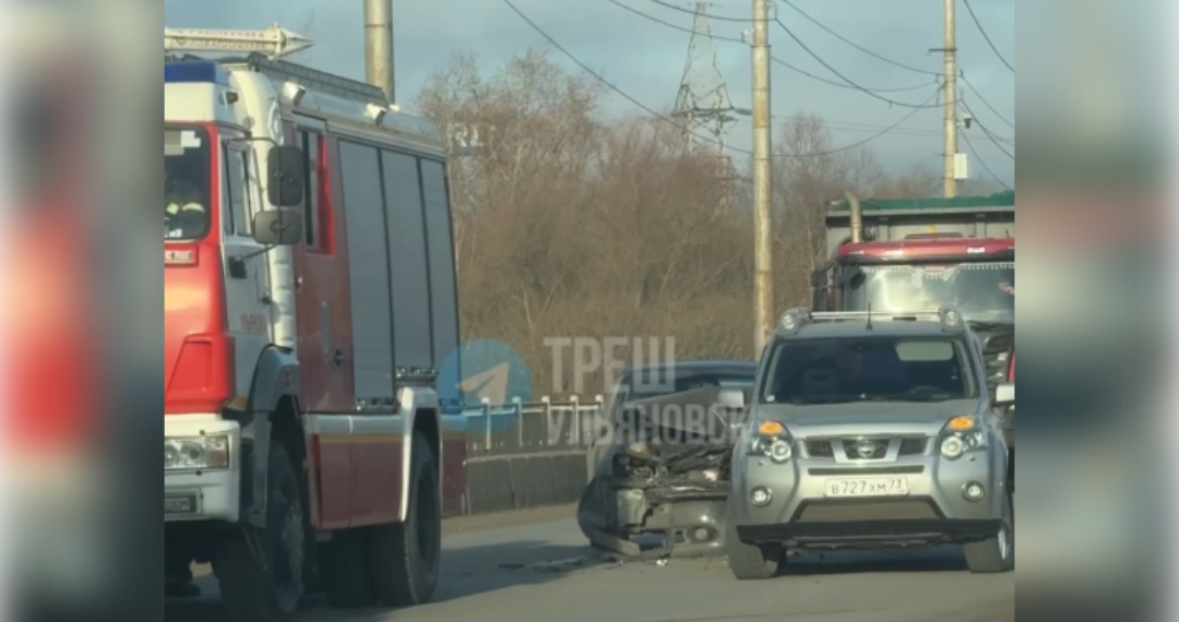 На Пушкарёвском мосту в Ульяновске не смогли разъехаться две иномарки