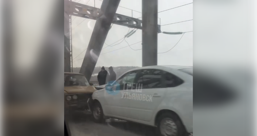На Императорском мосту в Ульяновске водитель без прав устроил лобовое столкновение