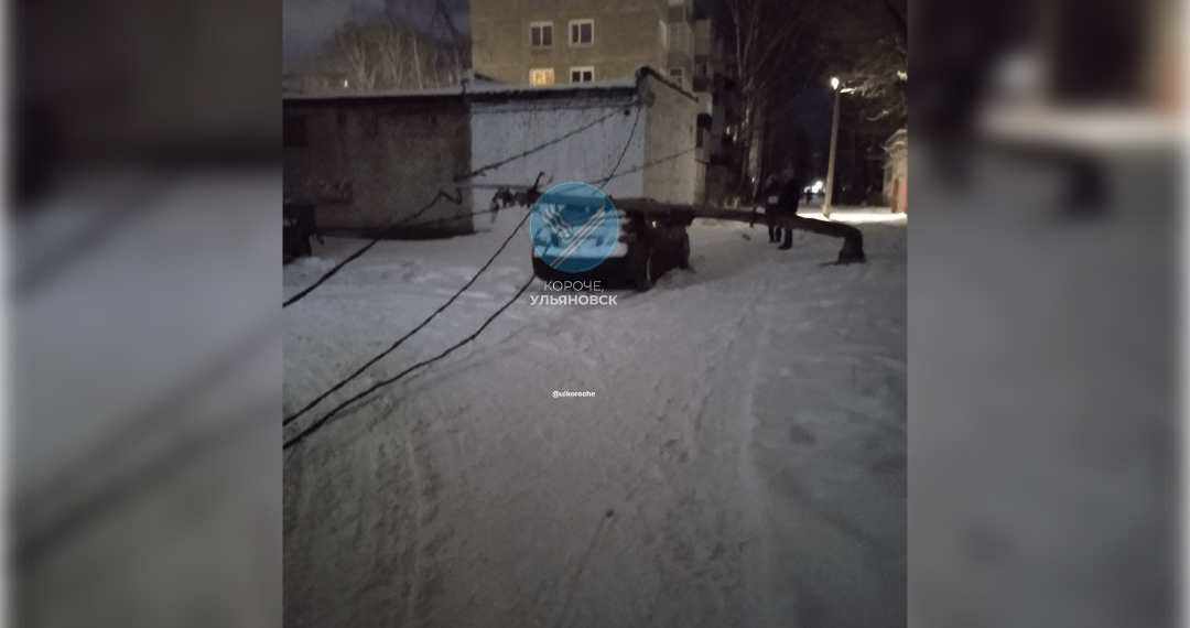 Мусоровоз повалил опору ЛЭП в Дальнем Засвияжье, она упала на легковушку