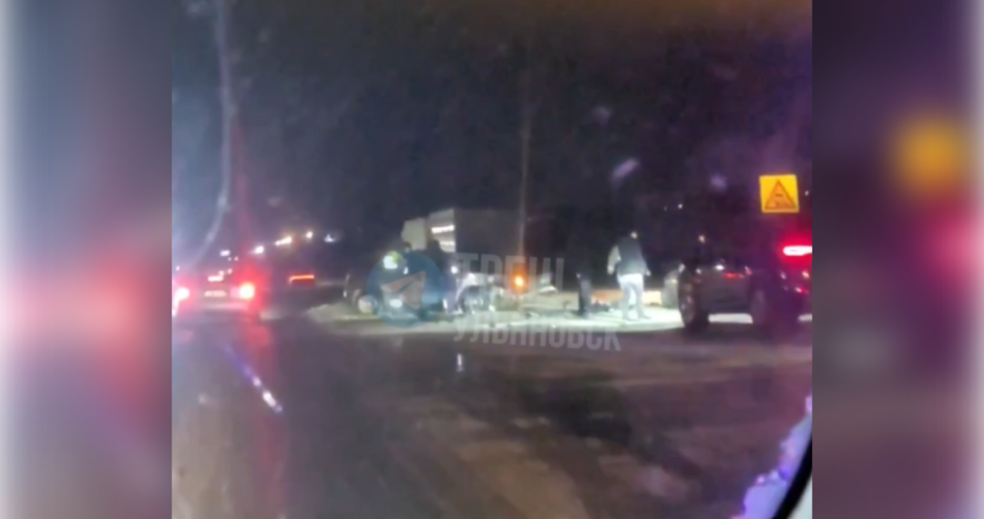 Дорожный замес с четырьмя машинами случился в Ульяновске, пострадала женщина
