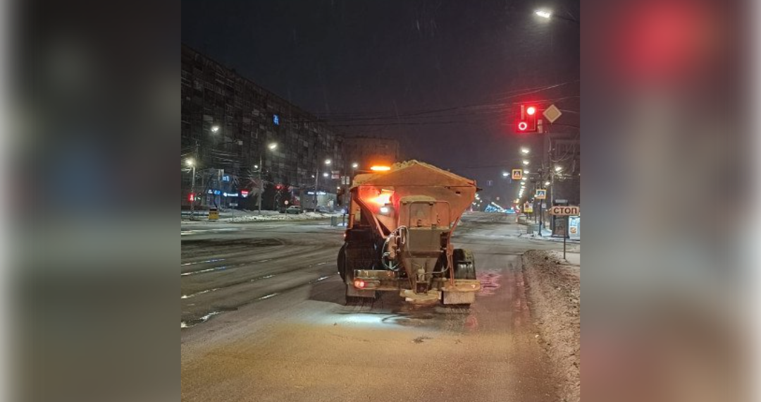 В выходные на дороги Ульяновска ушло почти 500 тонн реагентов