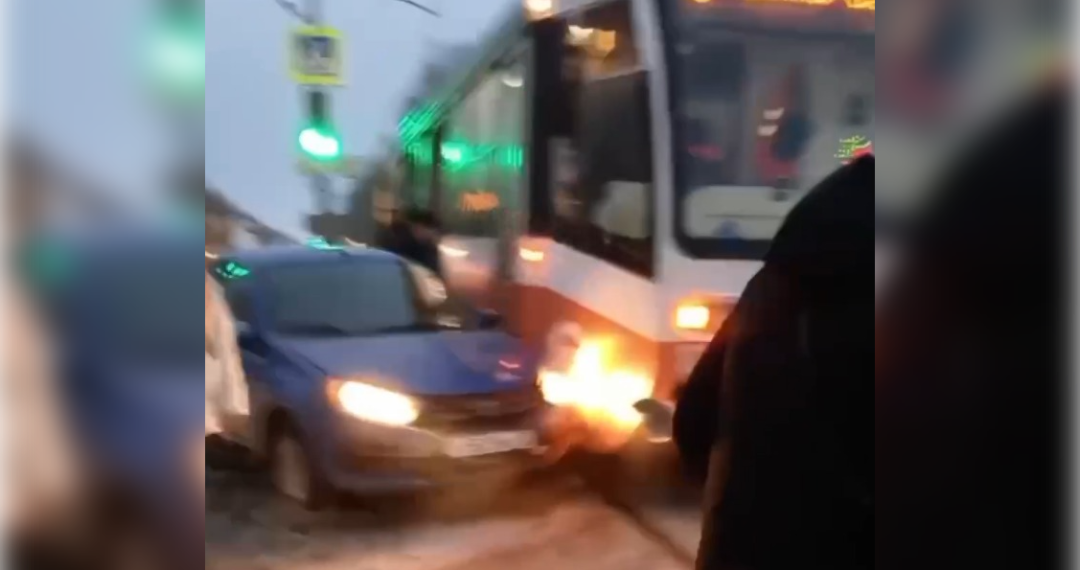 В Киндяковке закрыто движение трамваев: в вагон врезалась «Калина»