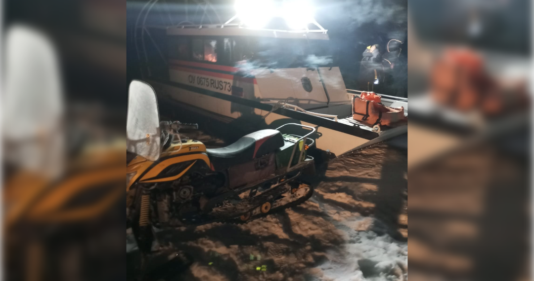 Ульяновские спасатели впотьмах разыскали посреди Волги двоих мужчин на сломанном снегоходе