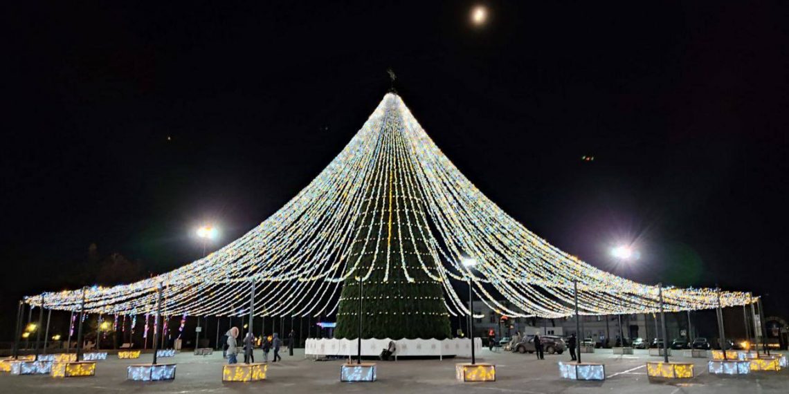 Огромный светящийся шатёр раскинулся над главной ёлкой Ульяновска