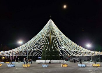 Огромный светящийся шатёр раскинулся над главной ёлкой Ульяновска