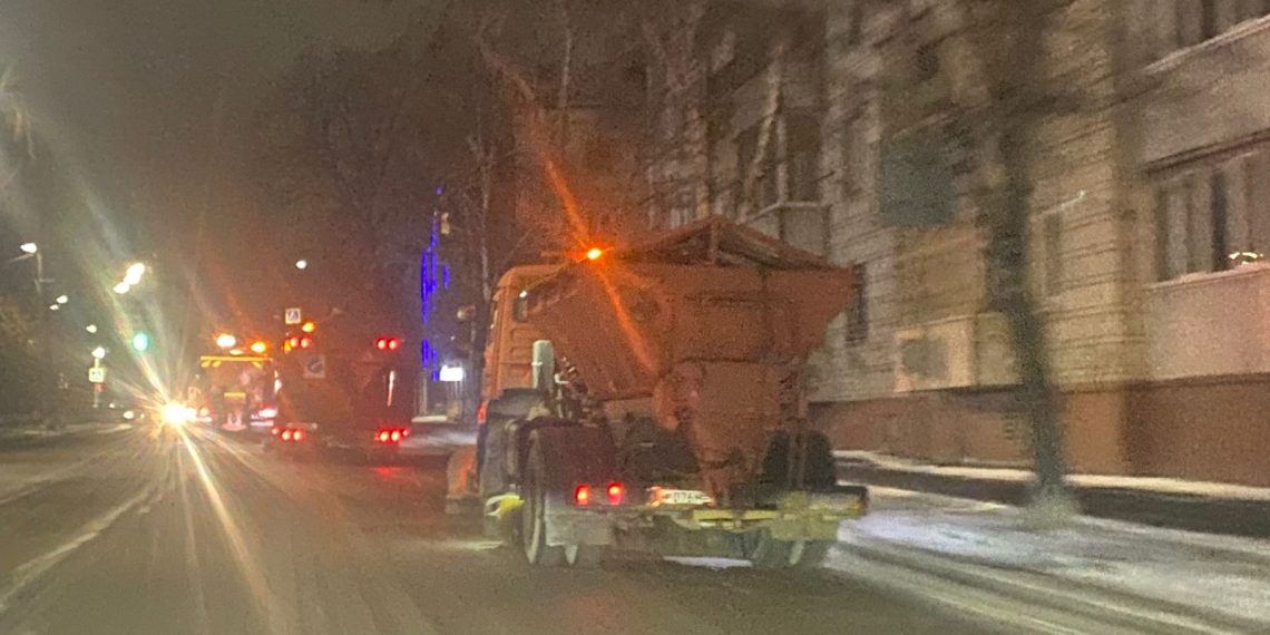Более 600 тонн песка высыпали за сутки на дороги Ульяновска