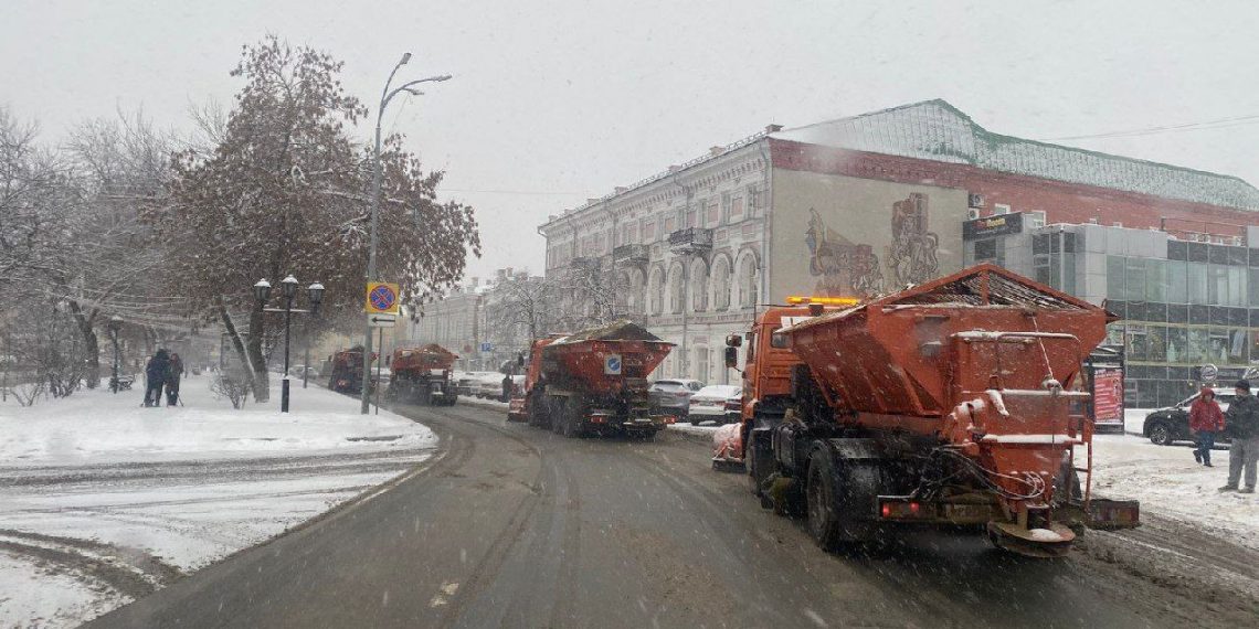 Шесть колонн техники очищают Ульяновск от снега 12 декабря