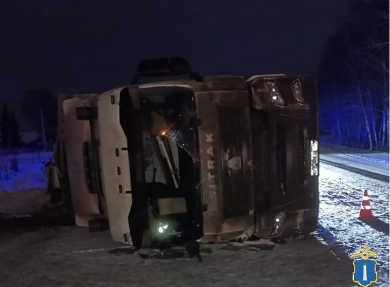 Фура опрокинулась на трассе в Карсунском районе Ульяновской области