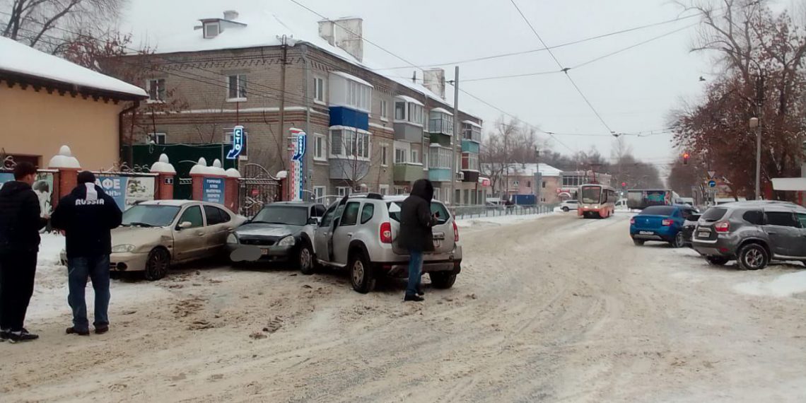 На Тимирязева в Ульяновске из-за тройного ДТП встали трамваи