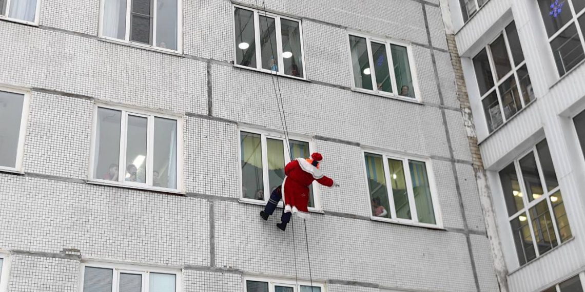 Деды Морозы спустились с крыши и поздравили 300 маленьких пациентов УОДКБ